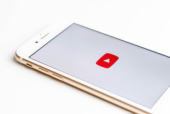 smartphone avec l'application youtube